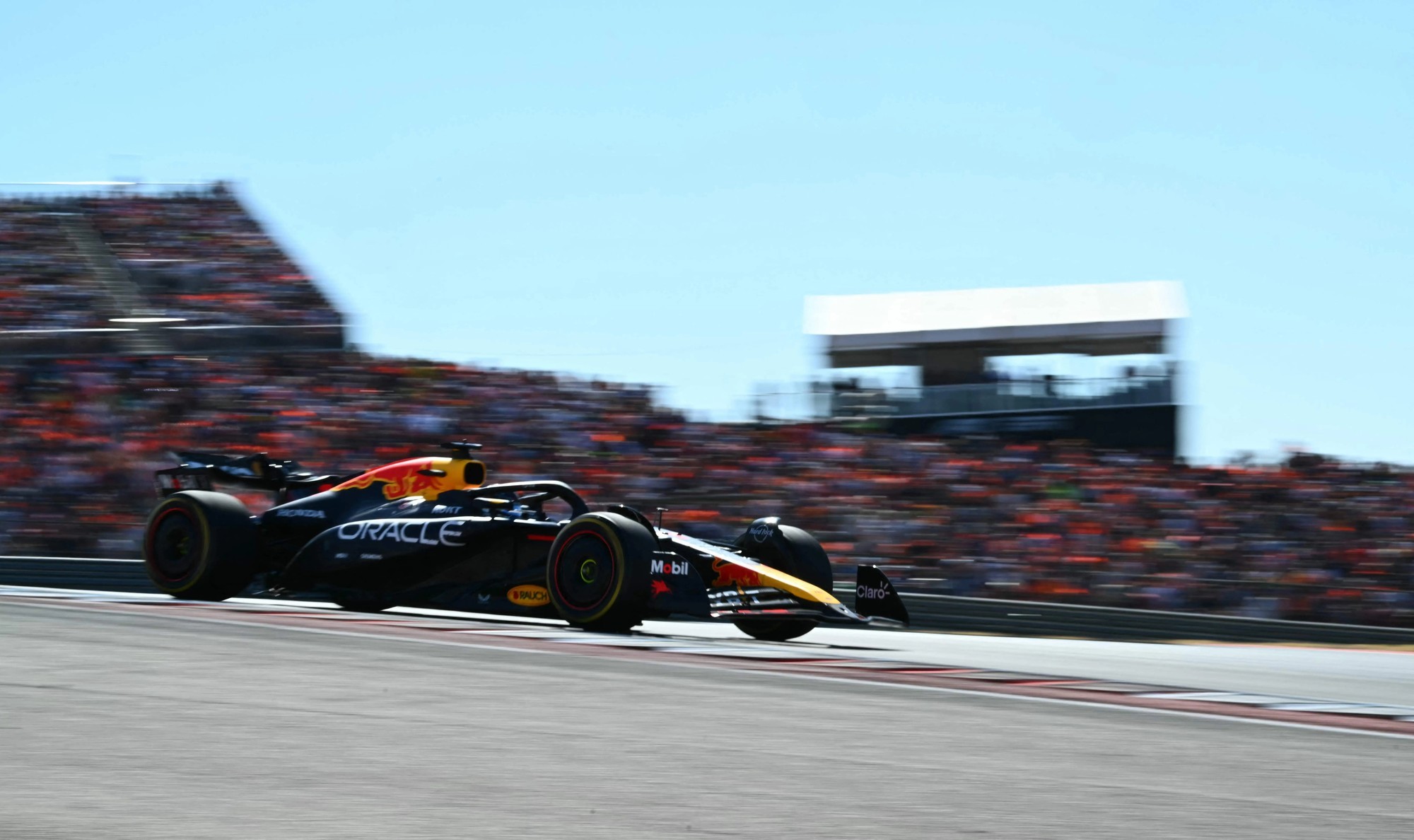 红牛车队力克阿斯顿马丁,塞恩斯点燃赛场 红牛车队力克阿斯顿马丁,塞恩斯点燃赛场