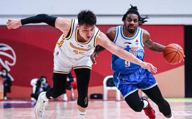 青岛队碾压山东队,克莱刷新纪录 青岛队碾压山东队,克莱刷新纪录