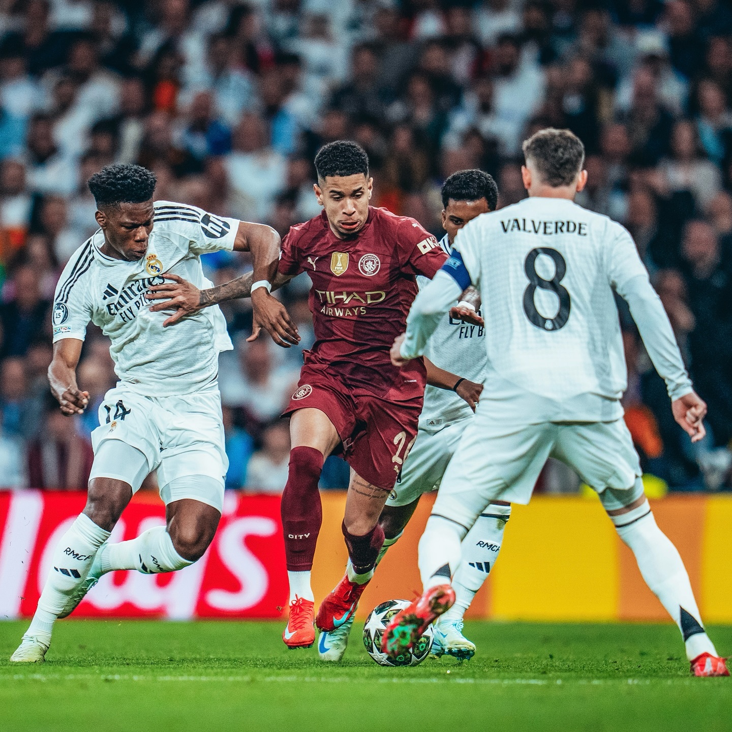 曼城碾压巴萨，加维点燃赛场