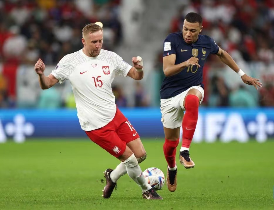 日本完胜波兰，皮克带队取胜