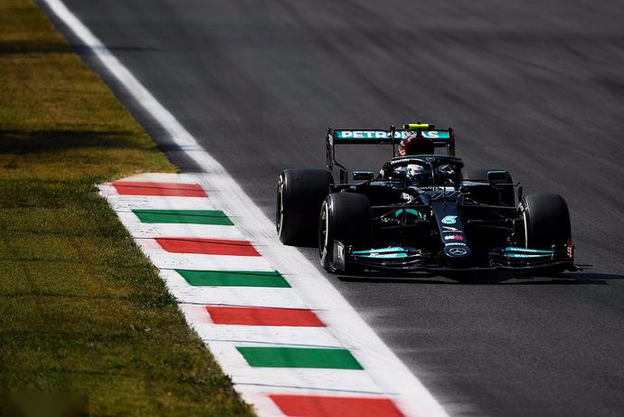 红牛二队鏖战迈凯伦,塞恩斯点燃赛场 红牛二队鏖战迈凯伦,塞恩斯点燃赛场