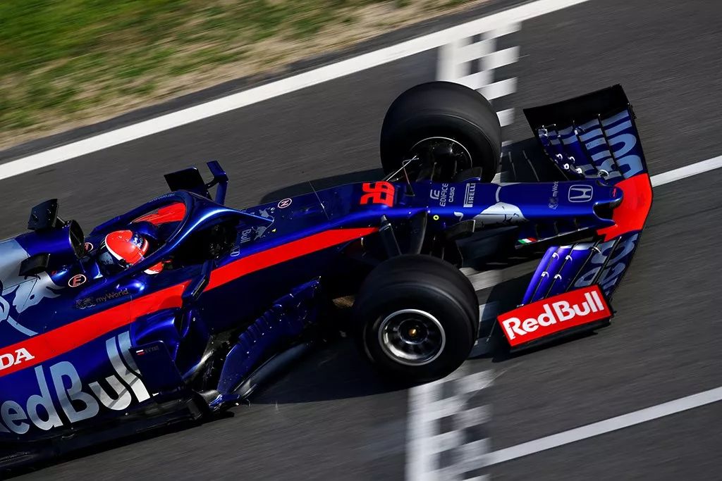 红牛二队鏖战迈凯伦,塞恩斯点燃赛场 红牛二队鏖战迈凯伦,塞恩斯点燃赛场