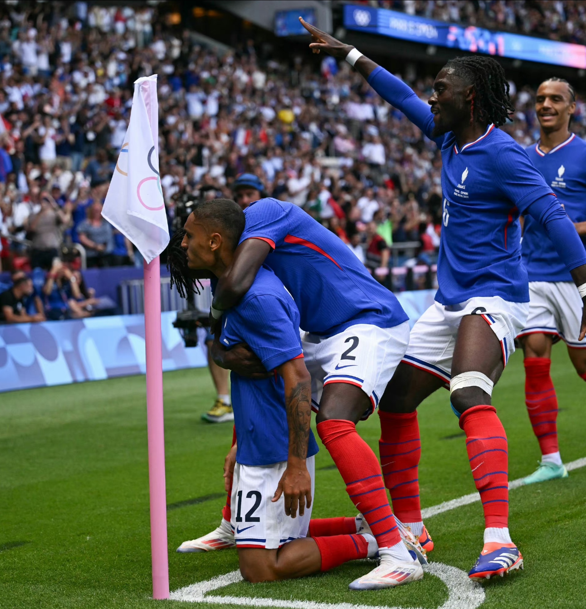 巴西队与法国队激烈对抗,双方战成平局 巴西队与法国队激烈对抗,双方战成平局