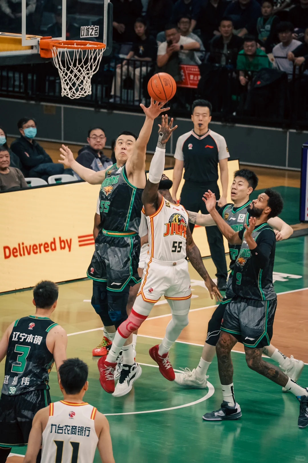 吉林队险胜篮网，字母哥关键制胜