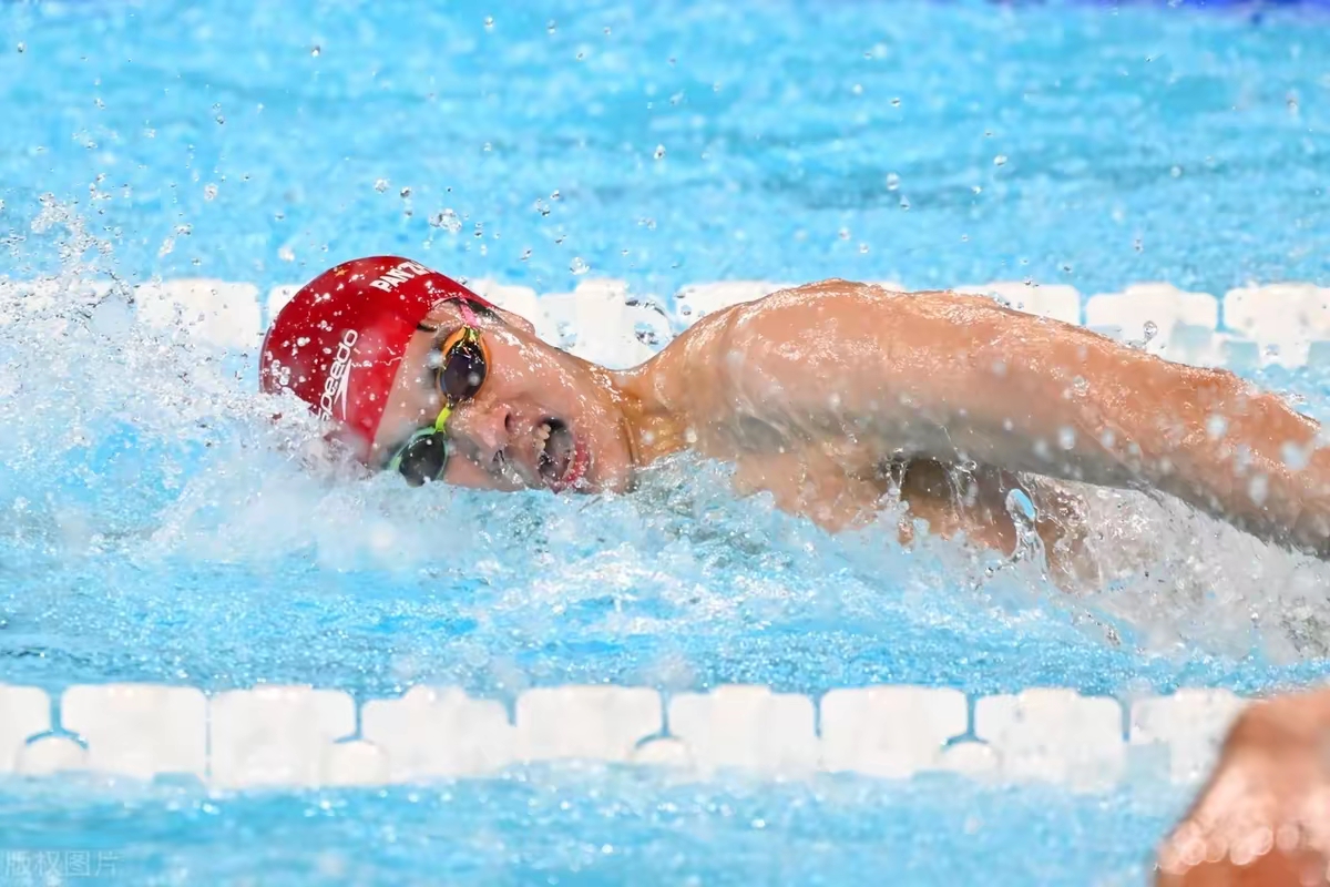 荷兰运动员在游泳比赛中打破记录，夺金