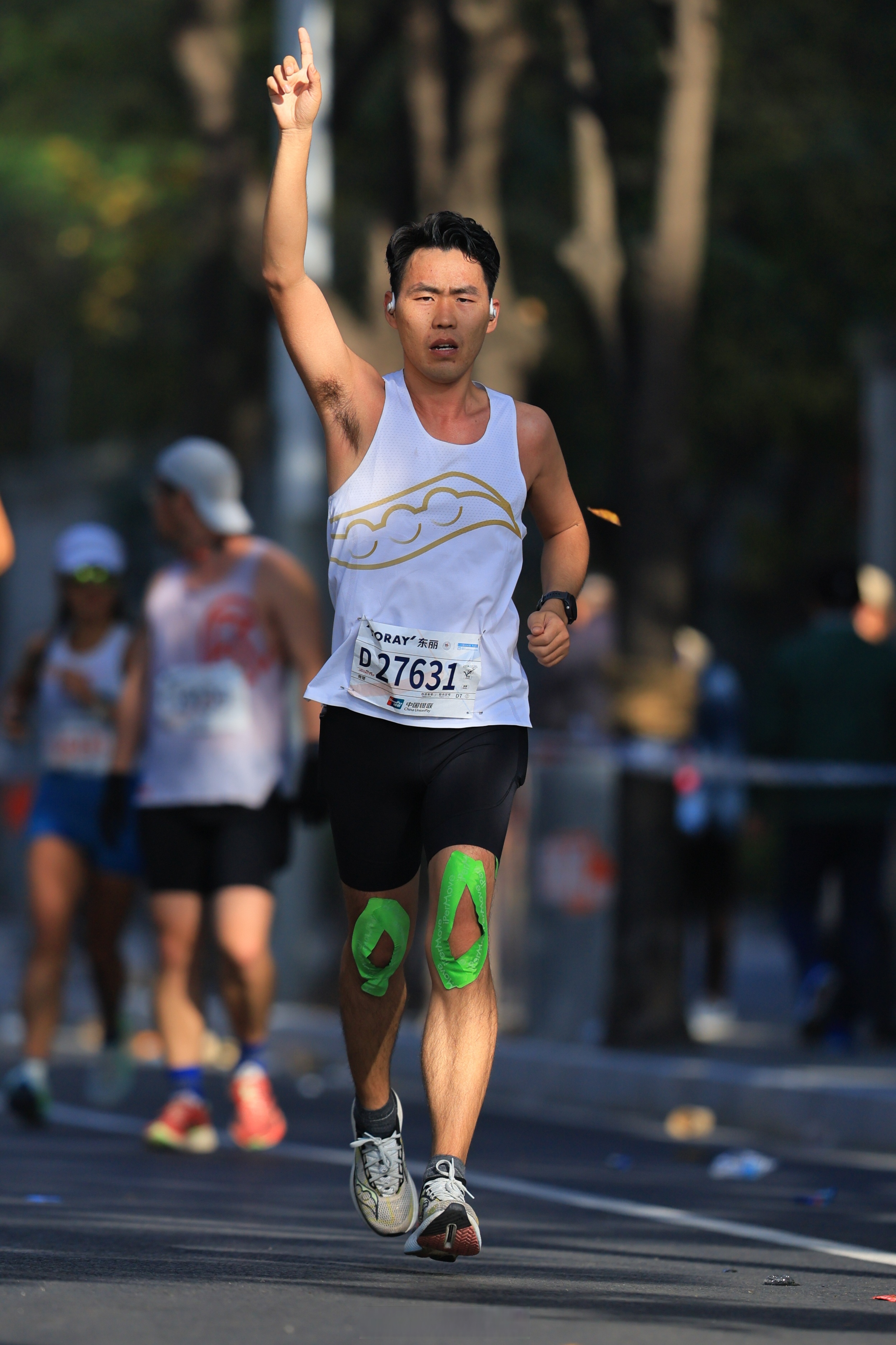 短跑夺冠选手狂奔赛场，风采无限