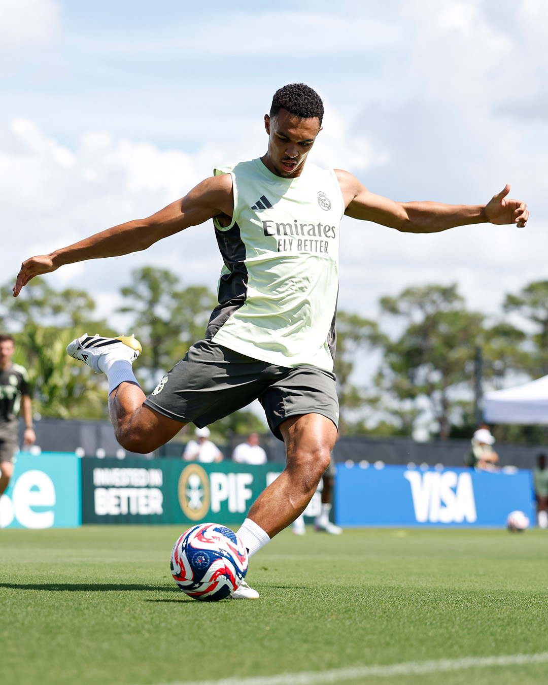 皇马备战关键战役,全队士气高涨 皇马备战关键战役,全队士气高涨