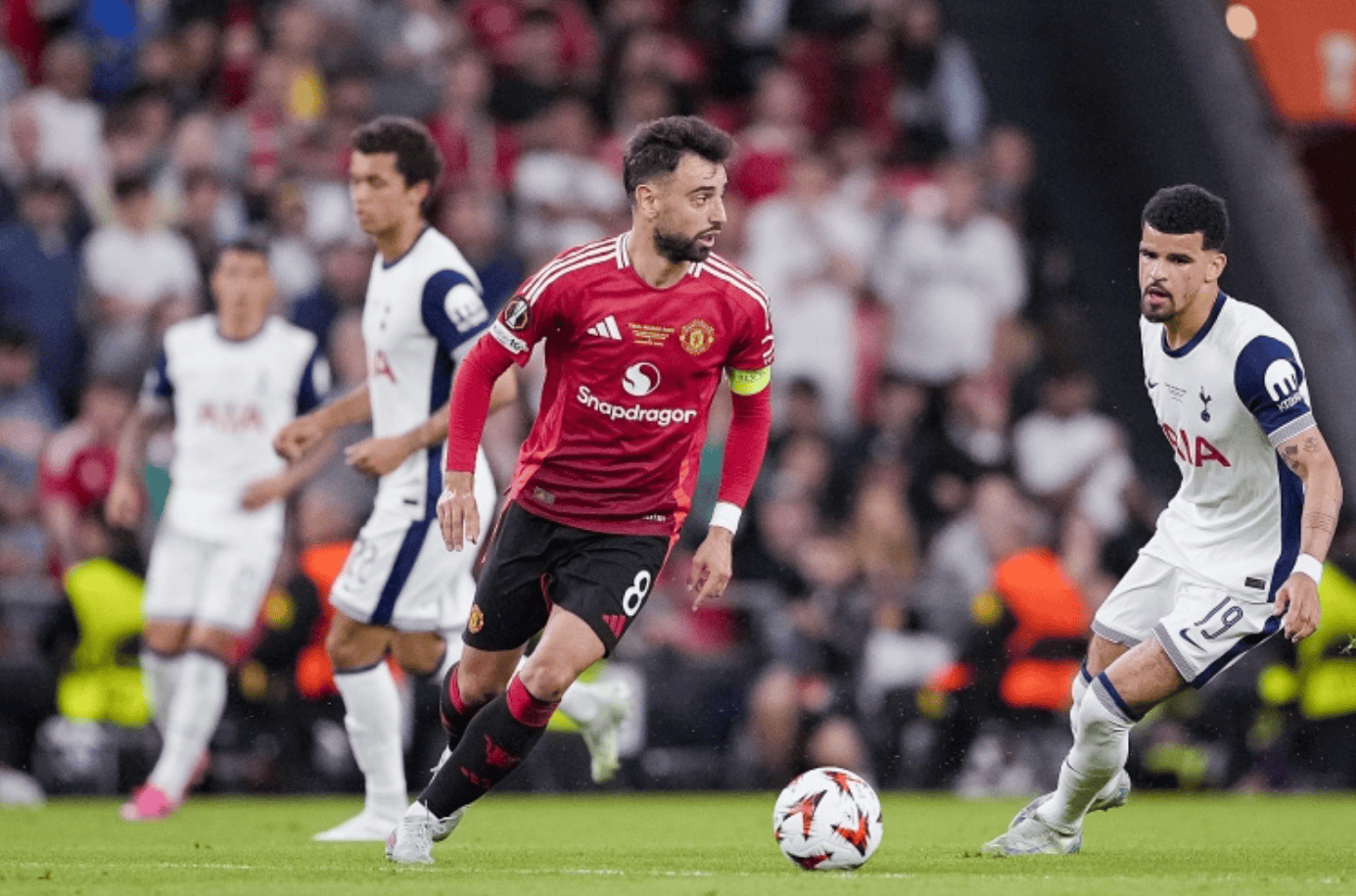 曼联再战欧冠赛场，全队誓取胜利驶向新高峰