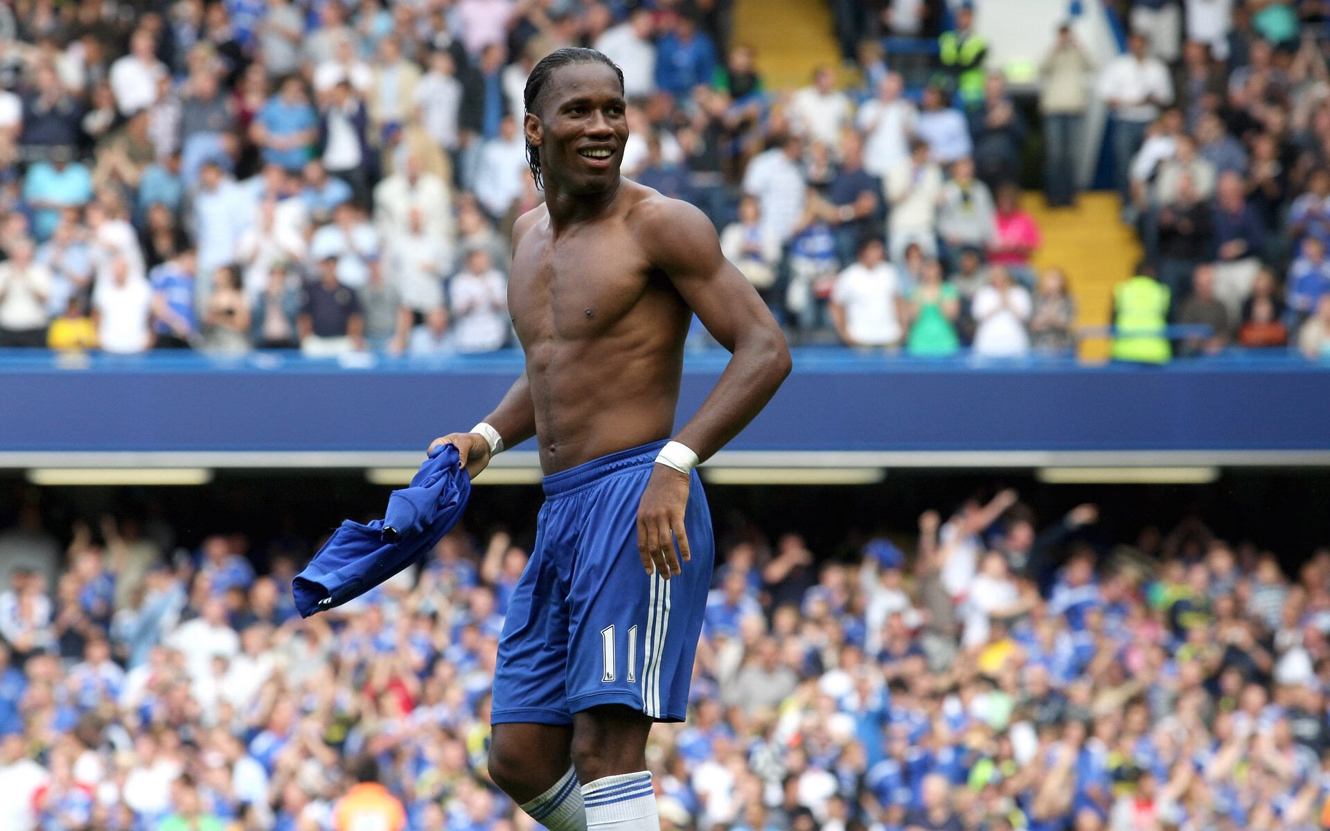 赛道与绿茵的交错,当F1争冠之夜遇见完全无解的卡马文加